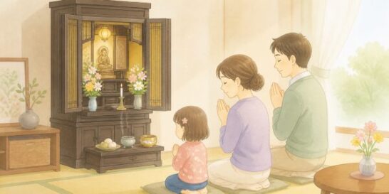 仏壇に手を合わせる家族