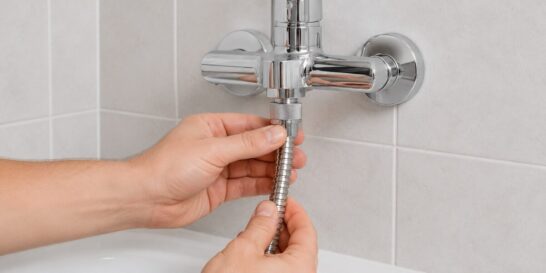 新しいシャワーホースを水栓に取り付ける様子